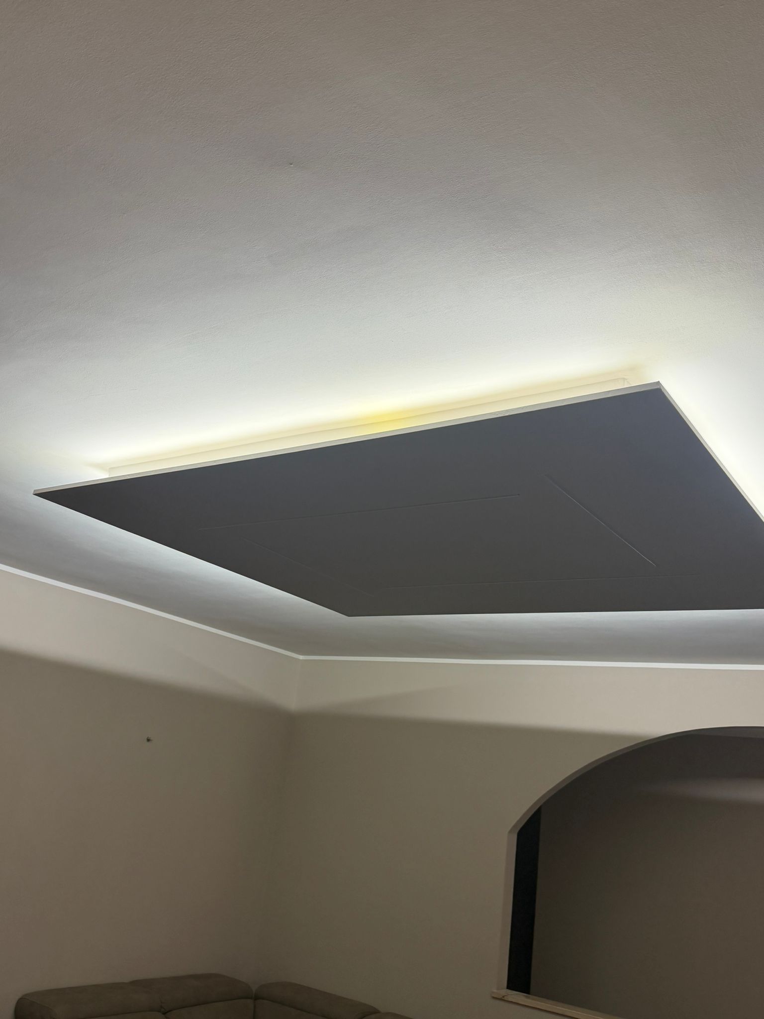 Pannelli solari in installazione su tetto in tegole